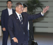 Japonski premier Išiba je napovedal odstop. Politična negotovost je že vplivala na finančne trge.