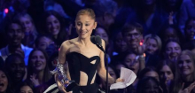 Ariana Grande: Popstar räumt bei VMAs ab und dankt ihrem Therapeuten