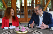 U PRIJATNOJ ATMOSFERI, UZ KAFU I KROFNE Vučić: Zadovoljstvo mi je što sam ugostio holivudsku glumicu Lolitu Davidović, razgovarali smo o njenim korenima (FOTO)