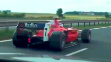 Tschechien: Mit Formel-2-Wagen auf der Autobahn – 600-PS-Raser feiert sich bei Festnahme
