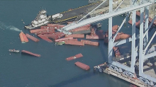 Havarie im Hafen: Dutzende Container stürzen von Schiff in den USA