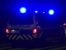 Moški v središču Maribora risal po pročelju, nato udaril in lažje poškodoval policistko