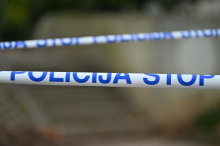V hiši na območju ljubljanskih Most najdena mrtva ženska, ena oseba pridržana