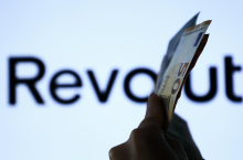 Zaplet z nakazili prek Revoluta je razrešen
