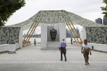 Aj Vejvej je Rooseveltov spomenik na Manhattanu skril pod kamuflažno mrežo
