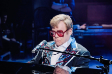 „Zu hart gerockt“: Elton John schreckt Fans mit glitzernden Gipsbeinen