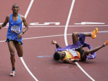 Drama na maratonu: Simbu do zlata v zadnjem metru 42-kilometrske razdalje #video