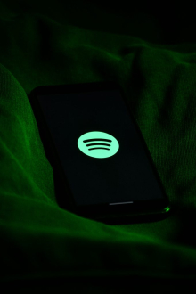 Spotify brezplačnim uporabnikom dovoljuje, da si sami izberejo skladbo
