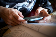 Švedska bo sprejela prepoved mobilnih telefonov v vseh šolah