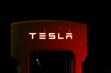 Tesla pod preiskavo zaradi težav z elektronskimi kljukami