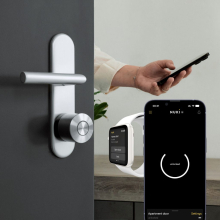 Oprema za identifikacijo oseb ali predmetov z uporabo RFID in NFC tehnologije