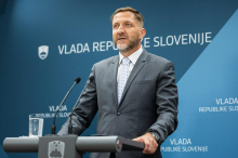 Vlada že za letos predlaga obvezno božičnico za vse zaposlene v višini polovice minimalne plače