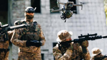 V vojaške drone se zlivajo milijarde. Kdo v Evropi je ujel ta vlak?