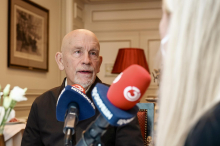 John Malkovich spricht auf Ö3 über Affäre mit Michelle Pfeiffer