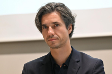 Mesec po sestanku z Društvom Viljem Julijan: Nasprotujoče si strani bomo posedli za mizo