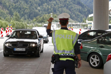 Kärnten: Zwei Verletzte: Lkw prallte im Karawankentunnel ins Heck eines Autos