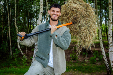 Mikro statt Mistgabel: Nino Sifkovits moderiert erstmals Reality-Show