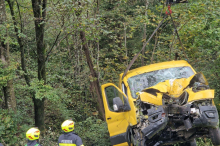 Auf der L 111: Lieferwagen kam von Straße ab: Paketbote bei Unfall verletzt