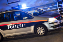 20-Jähriger rast vor Polizei davon und prallt gegen Betonleitwand 