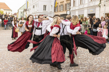 St. Veiter Wiesenmarkt: Der Eröffnungsumzug wurde zum riesigen Volksfest