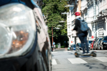 Betrunkene E-Scooter-Lenkerin prallte gegen geparktes Auto
