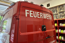 Auto überschlug sich und blieb im Feld am Dach liegen