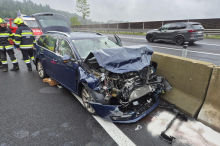 Zwei schwere Unfälle auf der A2: Fünf Verletzte, zwei Personen in Autos eingeklemmt