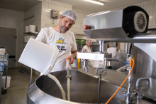Laktosefreie Milch: Wie kommt eigentlich die Laktose aus der Milch?