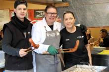 St. Veiter Wiesenmarkt: Alfred Pfandl verführt Wurstliebhaber auf dem St. Veiter Wiesenmarkt