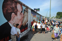 Obletnica East Side Gallery ali kraj, kjer se Brežnjev in Honecker že 35 let poljubljata