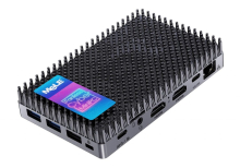Mini PC s plastičnim hladilnikom in trojno 4K podporo