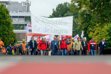 Jobabbau: Angespannte Stimmung und massive Proteste bei Lenzing