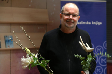 Andrej Skubic za svoj prvi mladinski roman po modri ptici in desetnici prejel še večernico