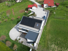 Sončna elektrarna z baterijo – prihranek do 1.500 evrov letno