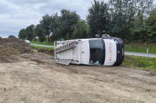 Kleintransporter kam von Fahrbahn ab und seitlich zum Liegen