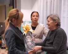 BAKA NADA URUČILA MINISTARKI POKLON PA SE RASPLAKALA Stamenkovski se družila danas sa starijim sugrađanima: Bilo je i suza i smeha, baš kao i u životu (VIDEO)