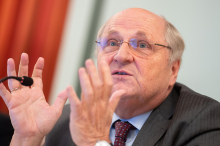 Chef des Fiskalrats in der ZiB2: Ökonom Badelt über die Krise: „Die Industrie ist das größte Thema“