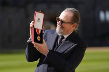 Schauspieler Gary Oldman von Prinz William zum Ritter geschlagen