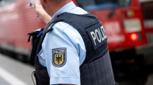 In Gleisbereich unterwegs: Betrunkener will Polizistin in Finger beißen