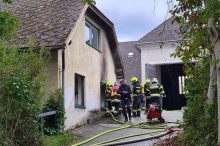 Feuerwehreinsatz: Meterhohe Flammen: Zwei Verletzte nach Wohnungsbrand 