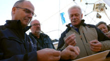 Zukunft der Fischerei: Erstes Krabben pulen für Landwirtschaftsminister Rainer