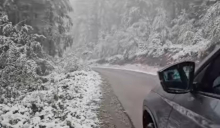 ZABELEO SE I ZLATAR: Čovek vozi kroz vejavicu, snega ima i na putu Ivanjica-Sjenica (video)