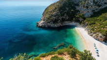 Na slikovito albansko obalo, ki jo odkriva vse več turistov