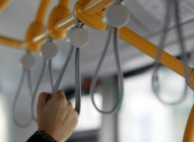 Sodnik 67-letnemu moškemu zaradi nadlegovanja deklice na avtobusu odredil pripor