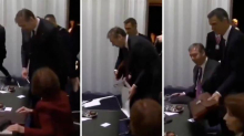 VIDEO Kakav blam u Danskoj! Vučić ostao bez stolice, dobio školsku klupicu i polomio je...