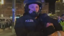 ELEGANTNO PRIVOĐENjE “STUDENTSKE ELITE”: Ovako se nemačka policija obračunava sa demonstrantima (VIDEO)