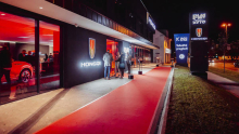 FOTO Rdeča preproga za kitajski mercedes v ljubljanski Šiški
