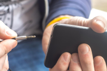 Nastradala jer je držala telefon na punjaču pored kade - strujni udar doživela u sekundi! Električar objašnjava šta je tačno izazvalo tragediju