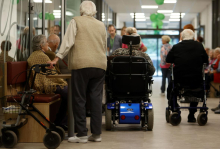 Stroški oskrbe v DSO-jih bodo od 1. decembra pokriti iz prispevka za dolgotrajno oskrbo