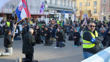 FOTO Molitelji na trgovima: U Zagrebu stigli i prosvjednici...